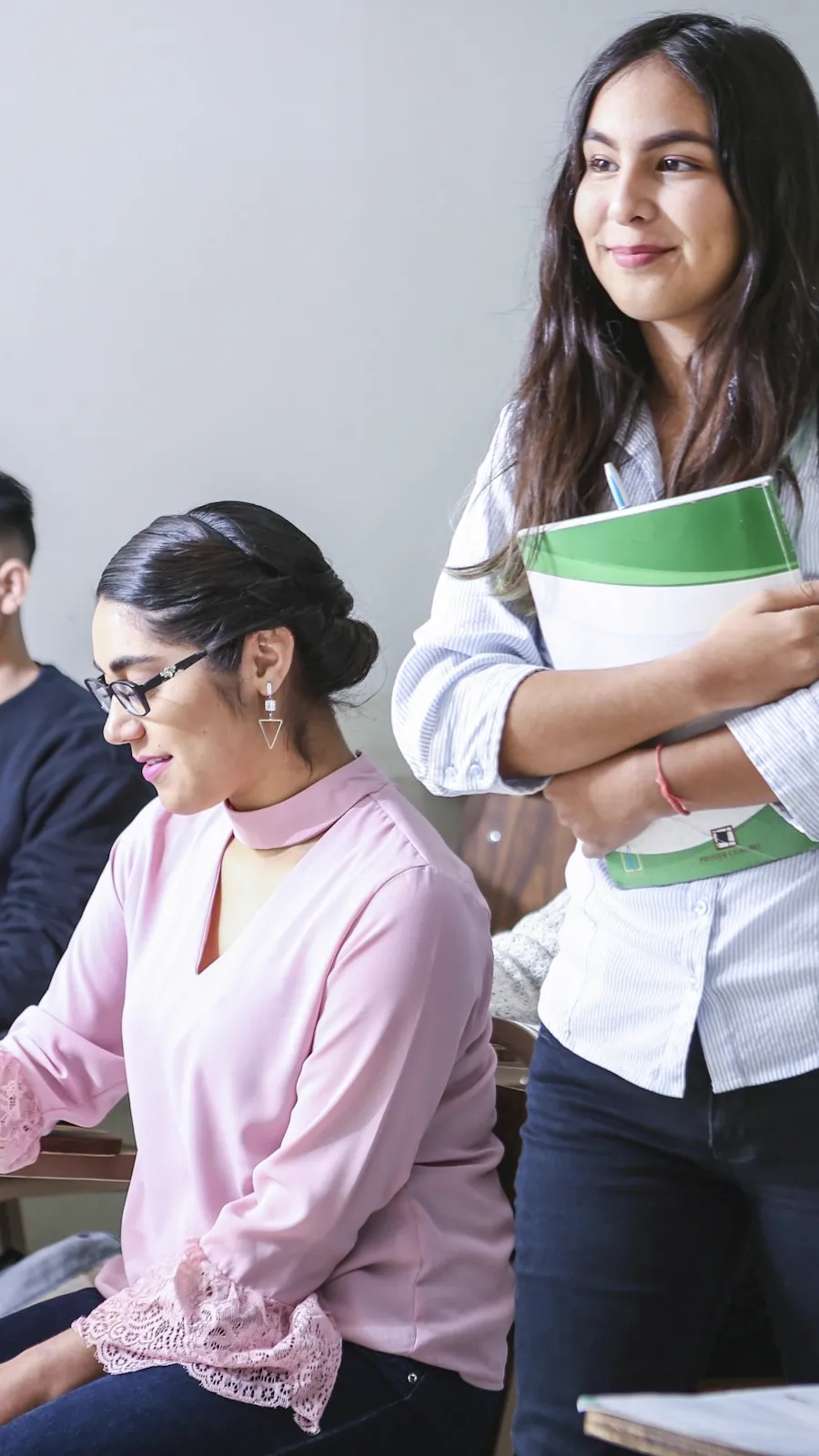 Estudiantes con sus cuadernos en el aula